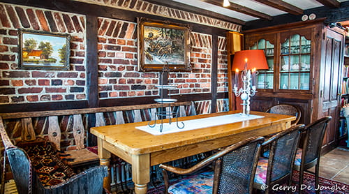Coin dans le salon avec le banc d'angle authentique.