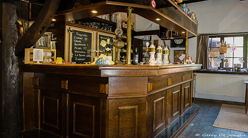 Onze bar in de eetzaal, 2015.